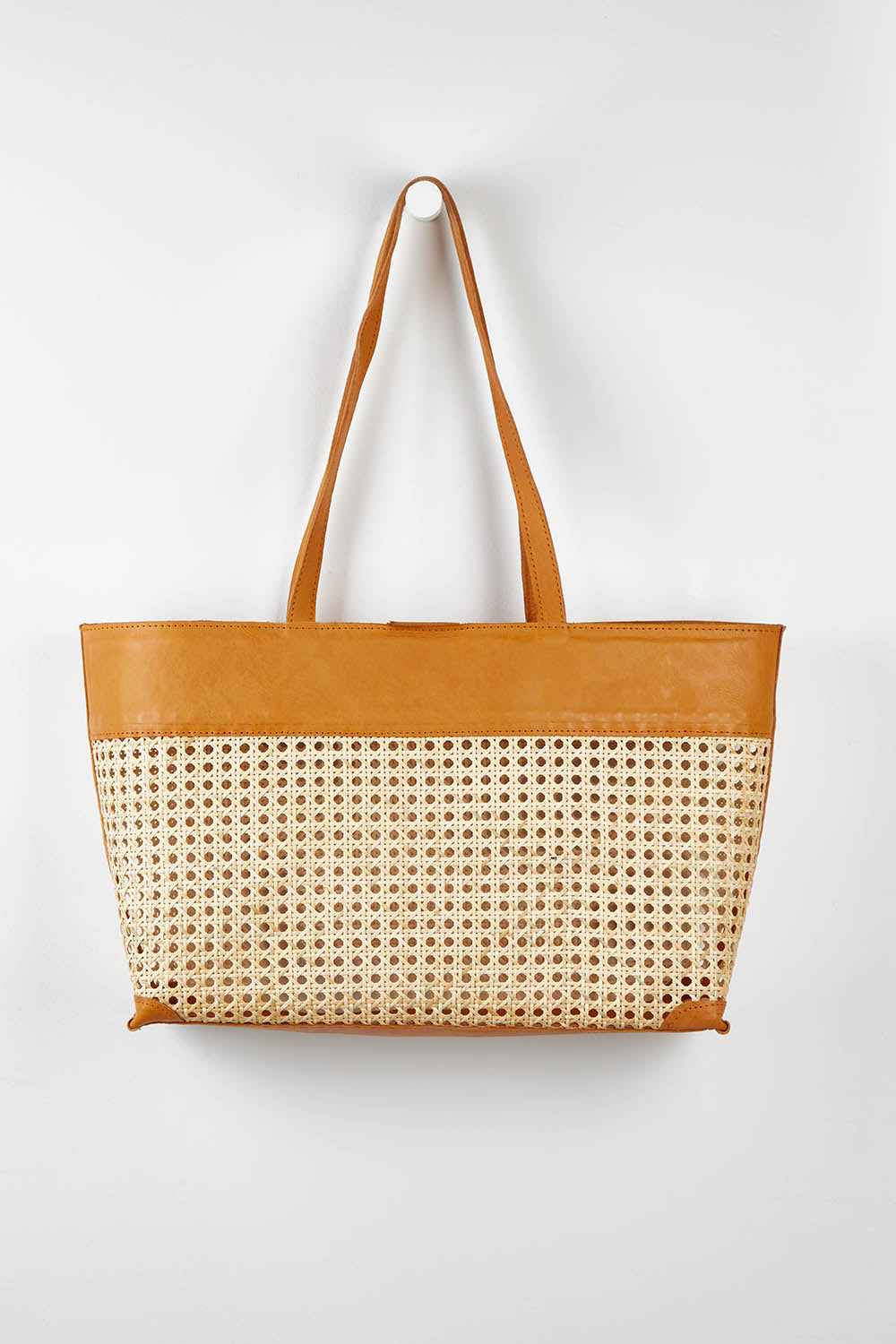 A model wearing size OneSize of the Ciao Basket Bag in colour Natural, from the front, showing the whole outfit