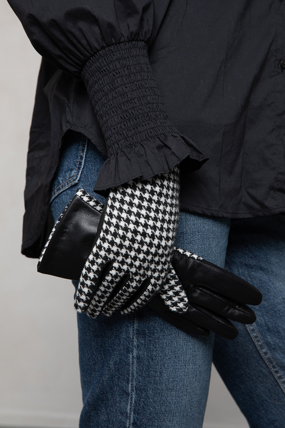 A model wearing the Calgary Gloves in colour Blkhounds (Black), from the front, cropped image