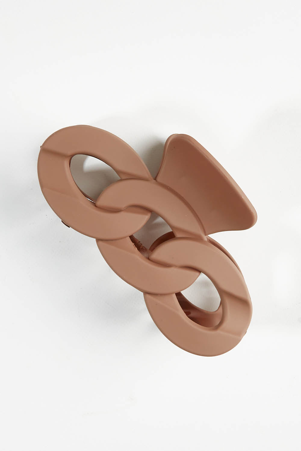 A model wearing size OneSize of the Link Hair Claw Clip in colour Taupe, from the front, showing the whole outfit