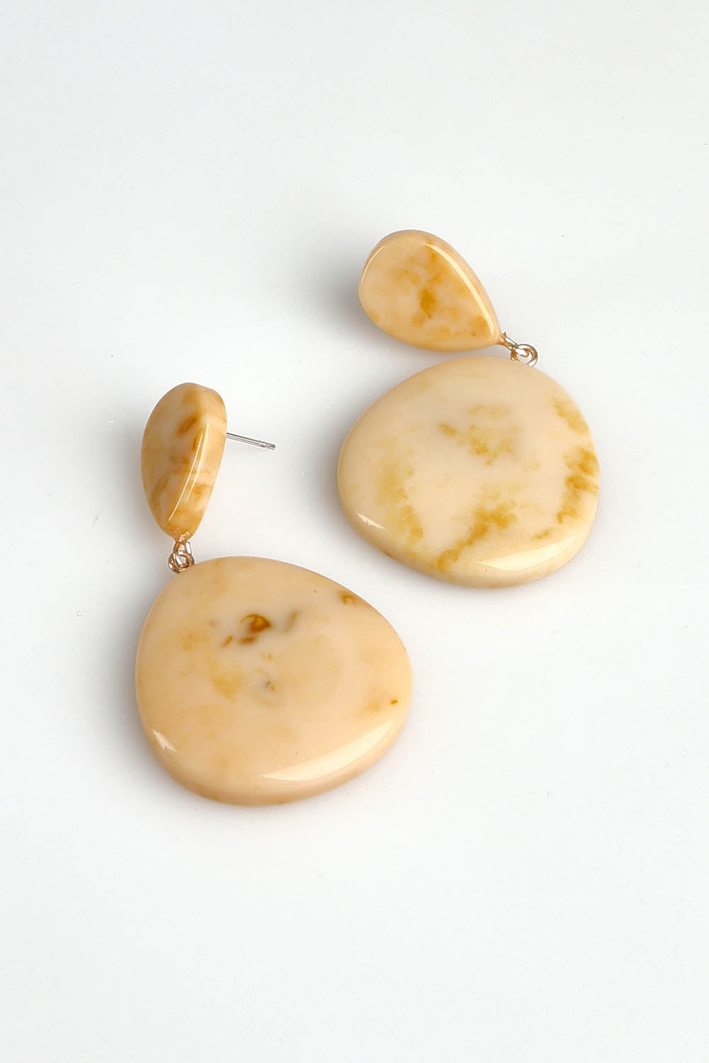 A model wearing the Morocco Earring in colour Natural, from the front, showing the whole outfit