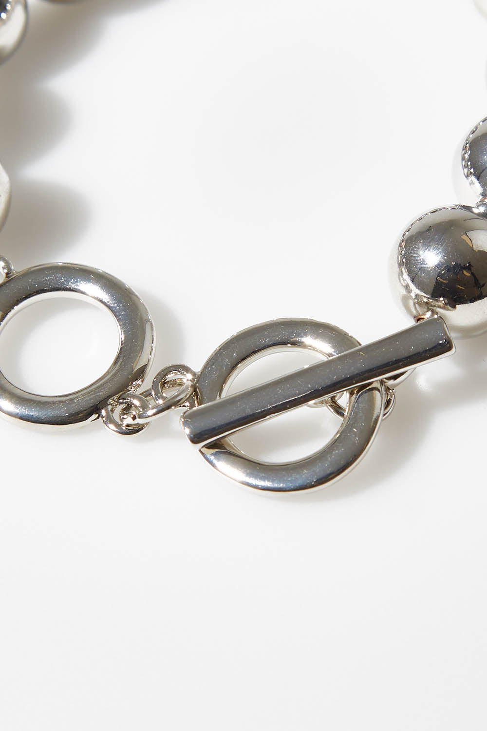 A model wearing size OneSize of the Sunsa Bracelet in colour Silver (Metallics), from the front, showing the whole outfit