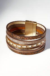 A model wearing size OneSize of the Marnie Bracelet in colour Goldbrown, from the front, showing the whole outfit
