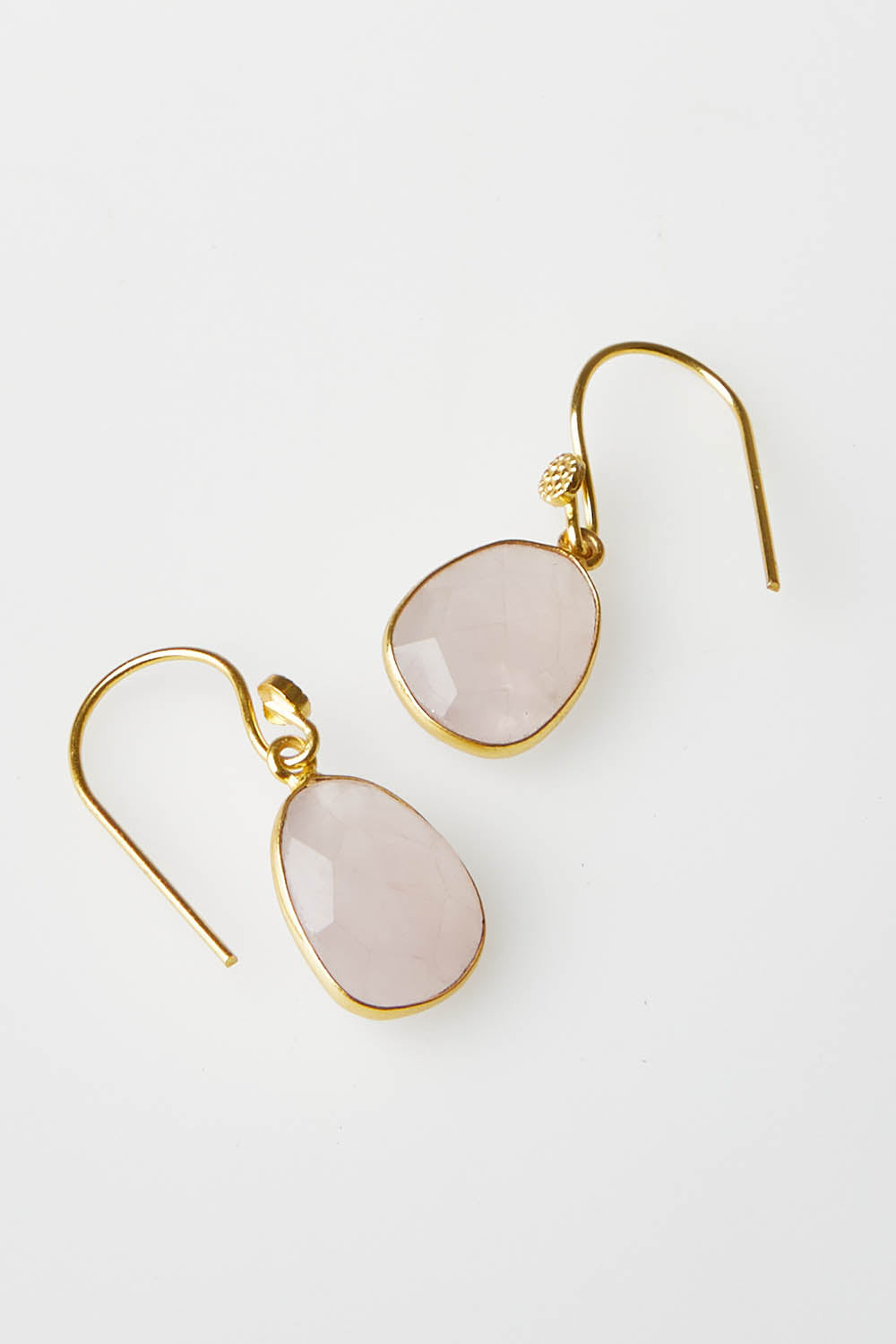 A model wearing size OneSize of the Carrie Earrings in colour Rose (Pink), from the front, showing the whole outfit