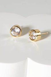 A model wearing size OneSize of the Madga Earrings in colour Gold (Metallics), from the front, showing the whole outfit