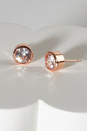 A model wearing size OneSize of the Madga Earrings in colour Rosegold (Metallics), from the front, showing the whole outfit