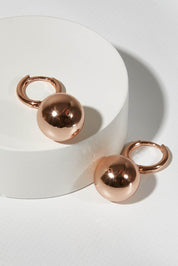 A model wearing size OneSize of the Mentone Earrings in colour Rosegold (Metallics), from the front, showing the whole outfit