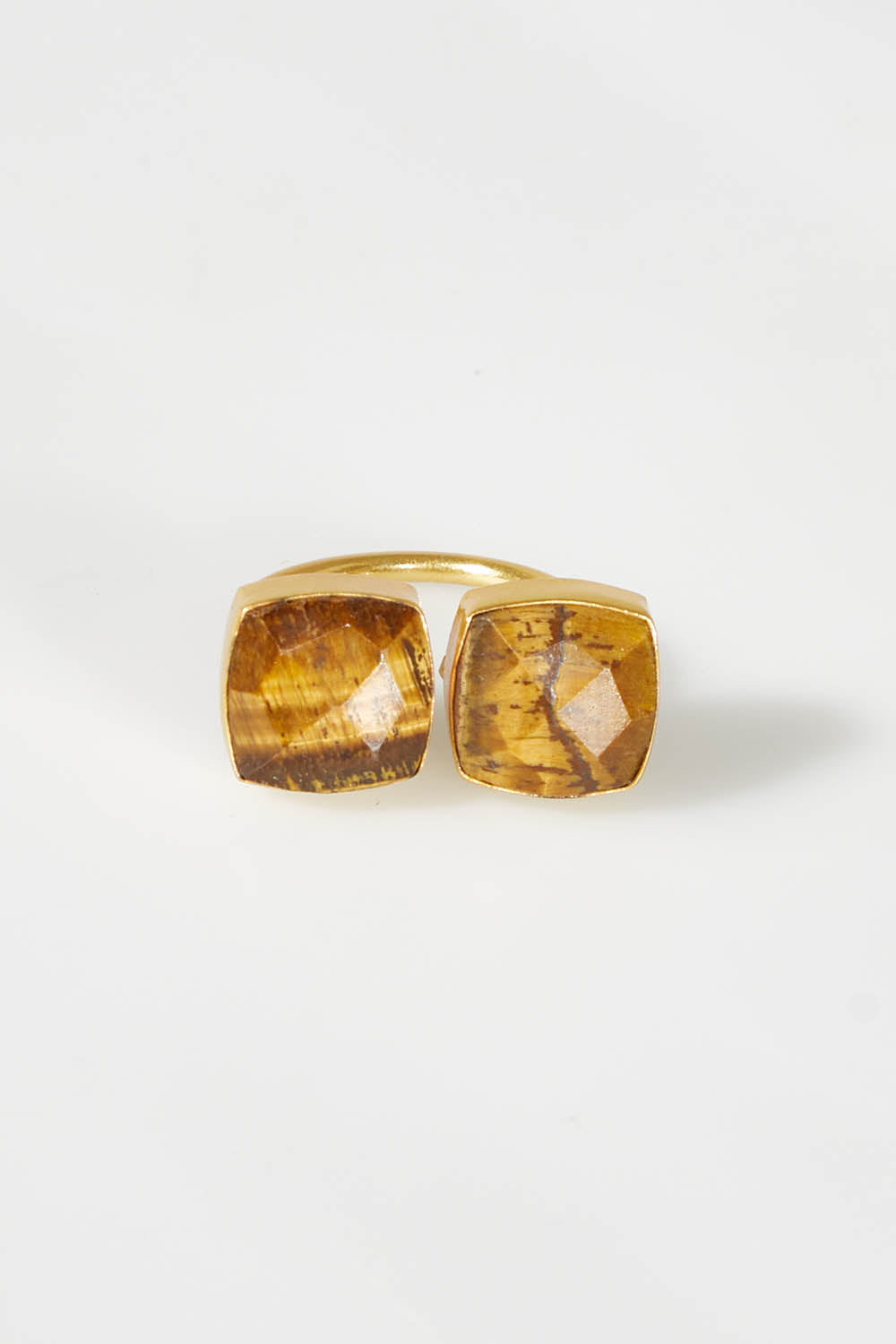 A model wearing size OneSize of the Kena Ring in colour Tigerseye, from the front, showing the whole outfit