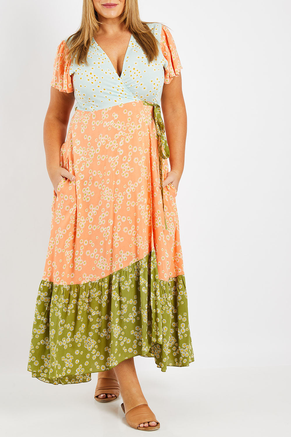 Model Fiona wearing size XL of the Margarita Dress in colour Sprinmulti, from the front, cropped image