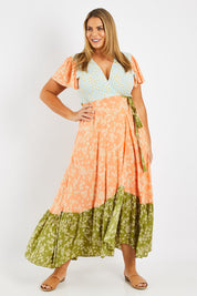 Model Fiona wearing size XL of the Margarita Dress in colour Sprinmulti, from the front, showing the whole outfit