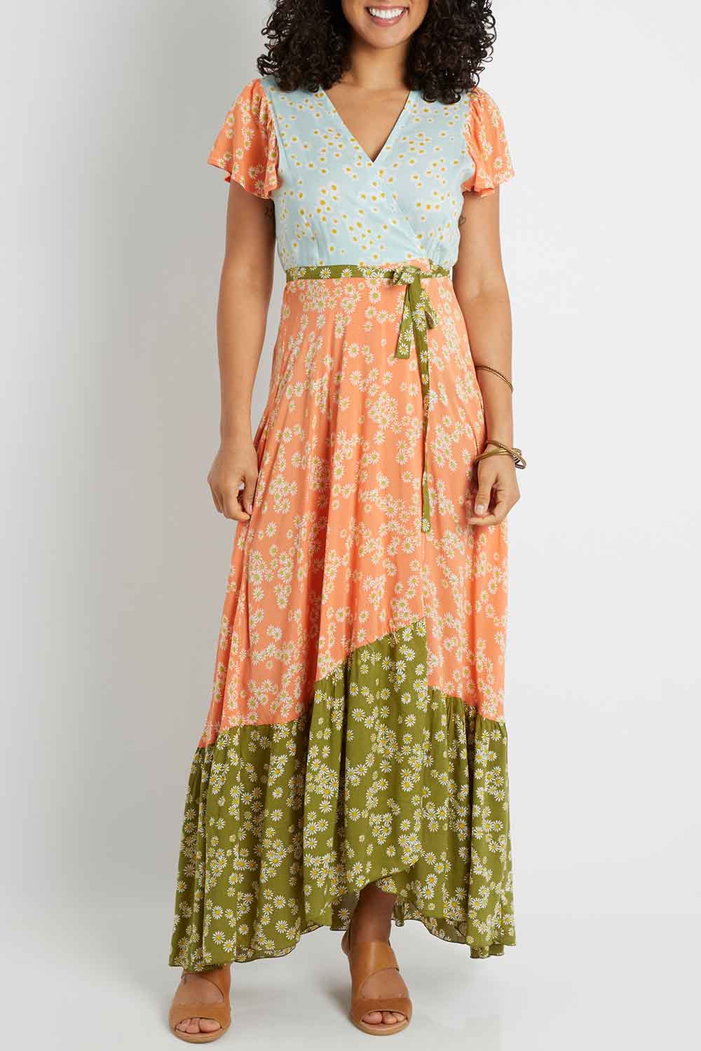 Model Pamela wearing size S of the Margarita Dress in colour Sprinmulti, from the front, cropped image