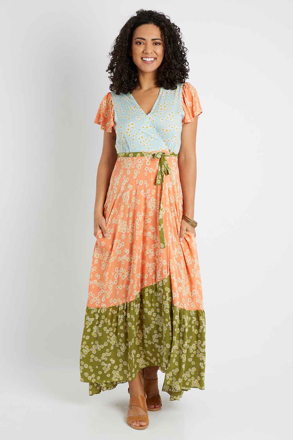 Model Pamela wearing size S of the Margarita Dress in colour Sprinmulti, from the front, showing the whole outfit