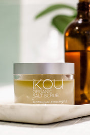 A model wearing the Lemon Myrtle Lime Organic Body Scrub in colour Lemonmyrtl (White), from the front, showing the whole outfit
