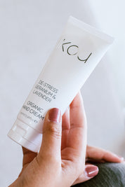 A model wearing the Hand Cream in colour Destress (White), from the front, showing the whole outfit