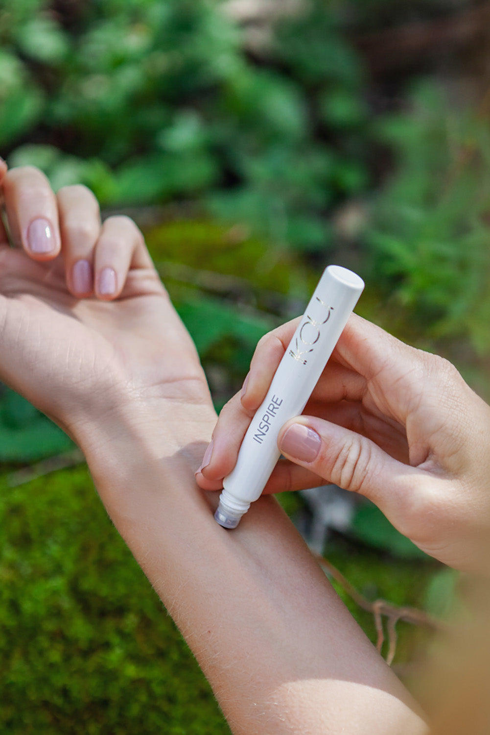 A model wearing the Aromatherapy Rolette in colour Inspire (White), from the front, showing the whole outfit