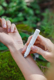 A model wearing the Aromatherapy Rolette in colour Inspire (White), from the front, showing the whole outfit