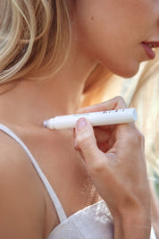 A model wearing the Aromatherapy Rolette in colour Inspire (White), from the front, showing the whole outfit