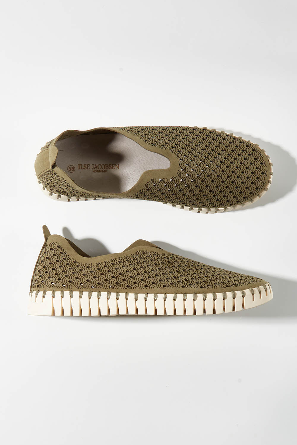 A model wearing size 36 of the Tulip Sneaker in colour Army (Green), from the front, showing the whole outfit