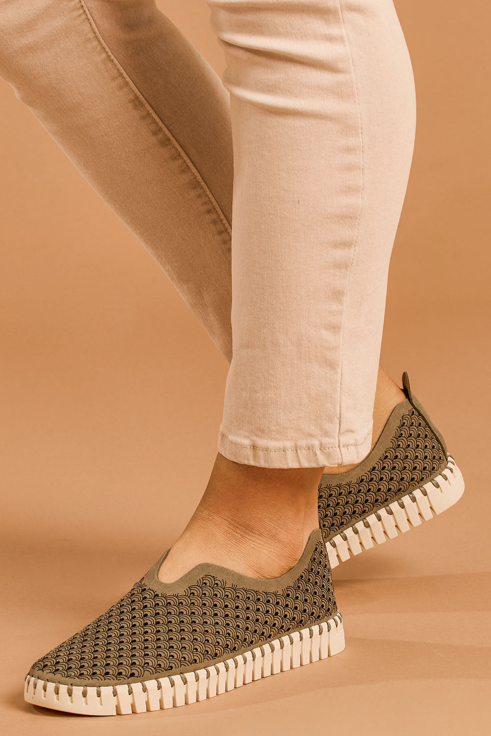 A model wearing size 38 of the Tulip Sneaker in colour Army (Green), from the front, cropped image