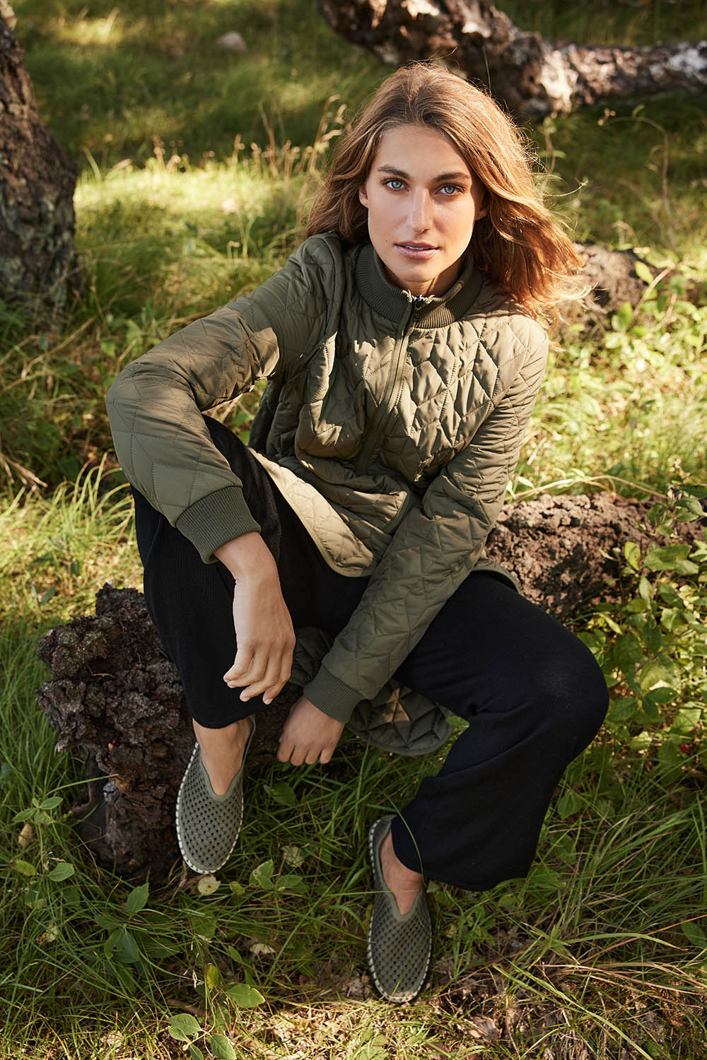 A model wearing the Tulip Sneaker in colour Army (Green), from the front, showing the whole outfit