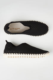 A model wearing size 36 of the Tulip Sneaker in colour Black (Black), from the front, showing the whole outfit