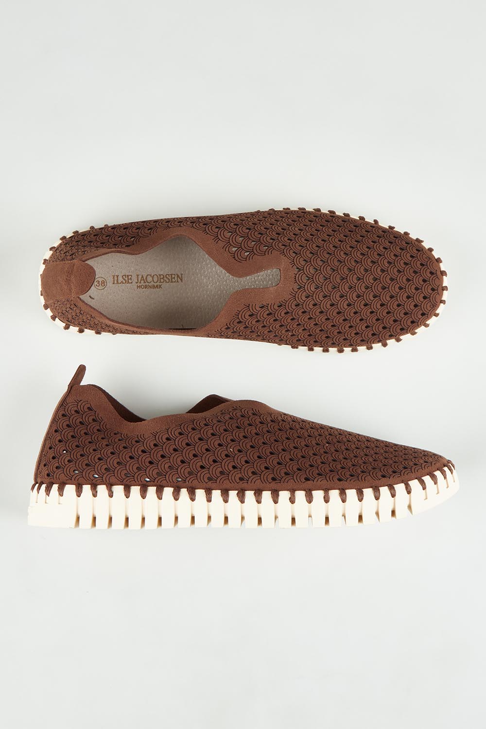 A model wearing size 36 of the Tulip Sneaker in colour Brown, from the front, showing the whole outfit