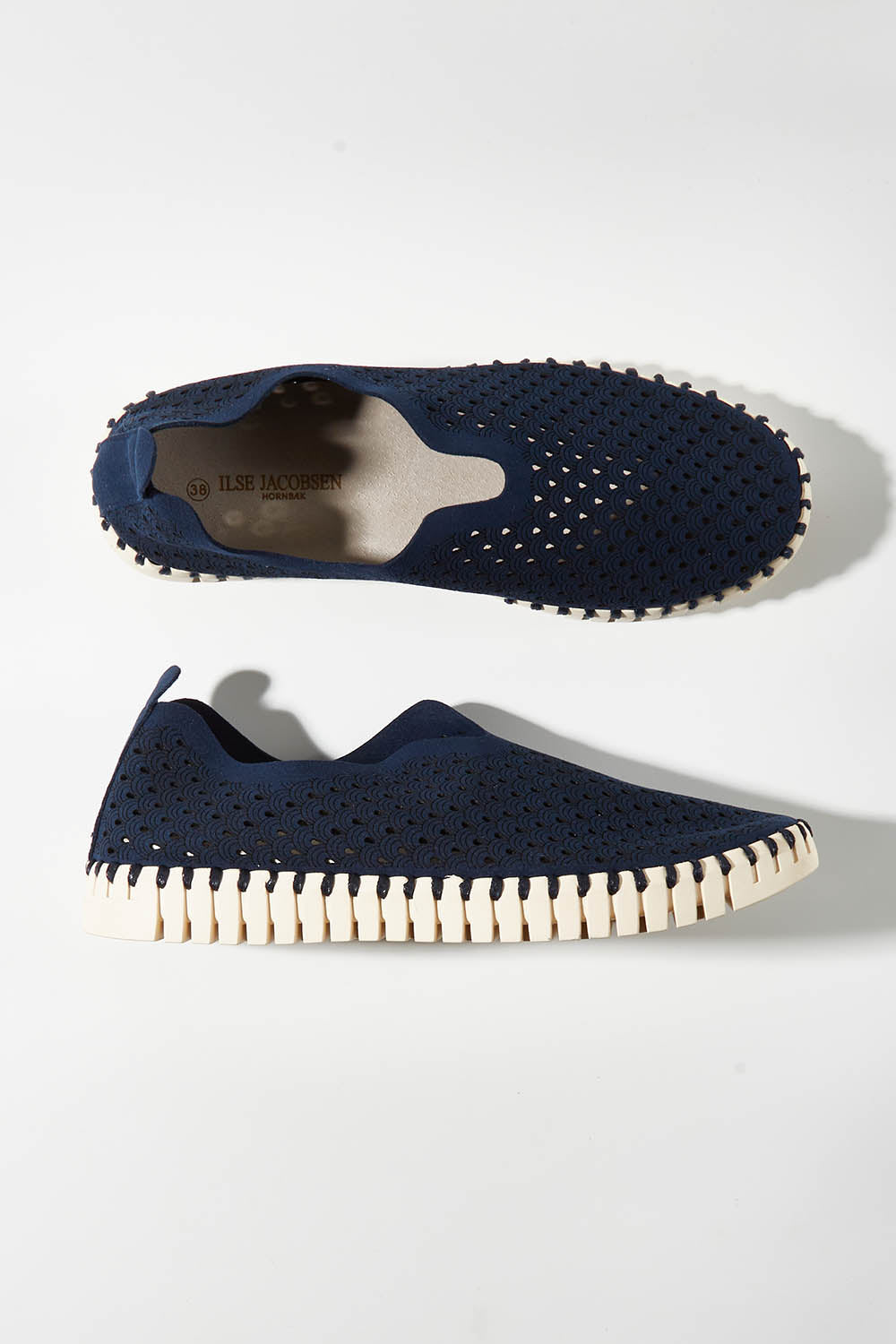 A model wearing size 36 of the Tulip Sneaker in colour Drkindigo (Blue), from the front, showing the whole outfit