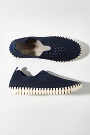 A model wearing size 36 of the Tulip Sneaker in colour Drkindigo (Blue), from the front, showing the whole outfit