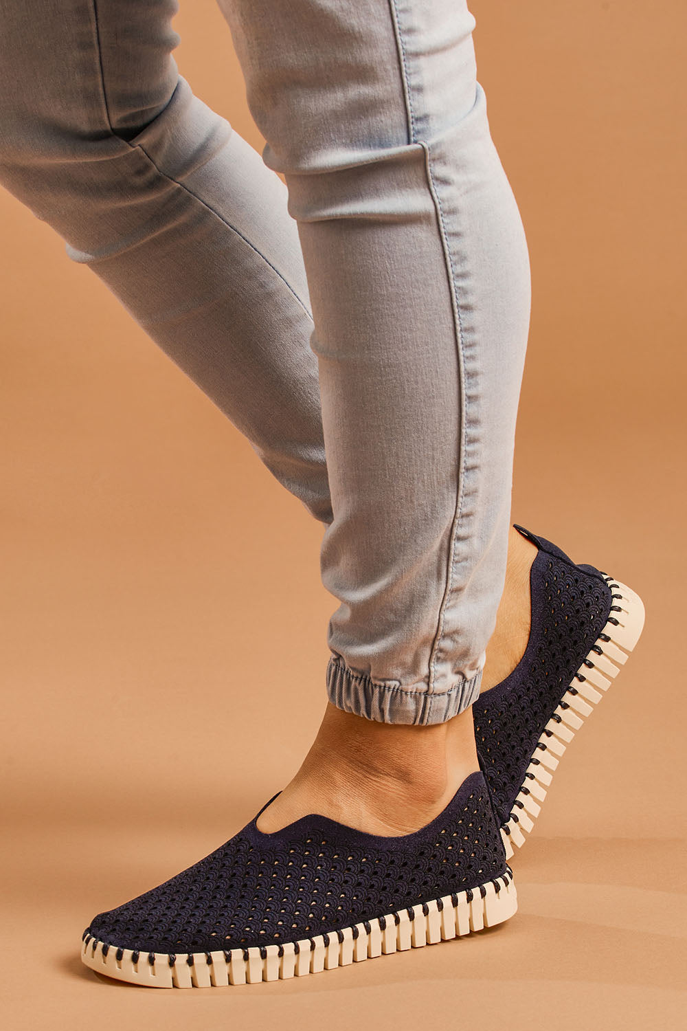 A model wearing size 38 of the Tulip Sneaker in colour Drkindigo (Blue), from the front, cropped image