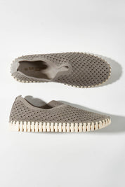 A model wearing size 36 of the Tulip Sneaker in colour Grey (Grey), from the front, showing the whole outfit