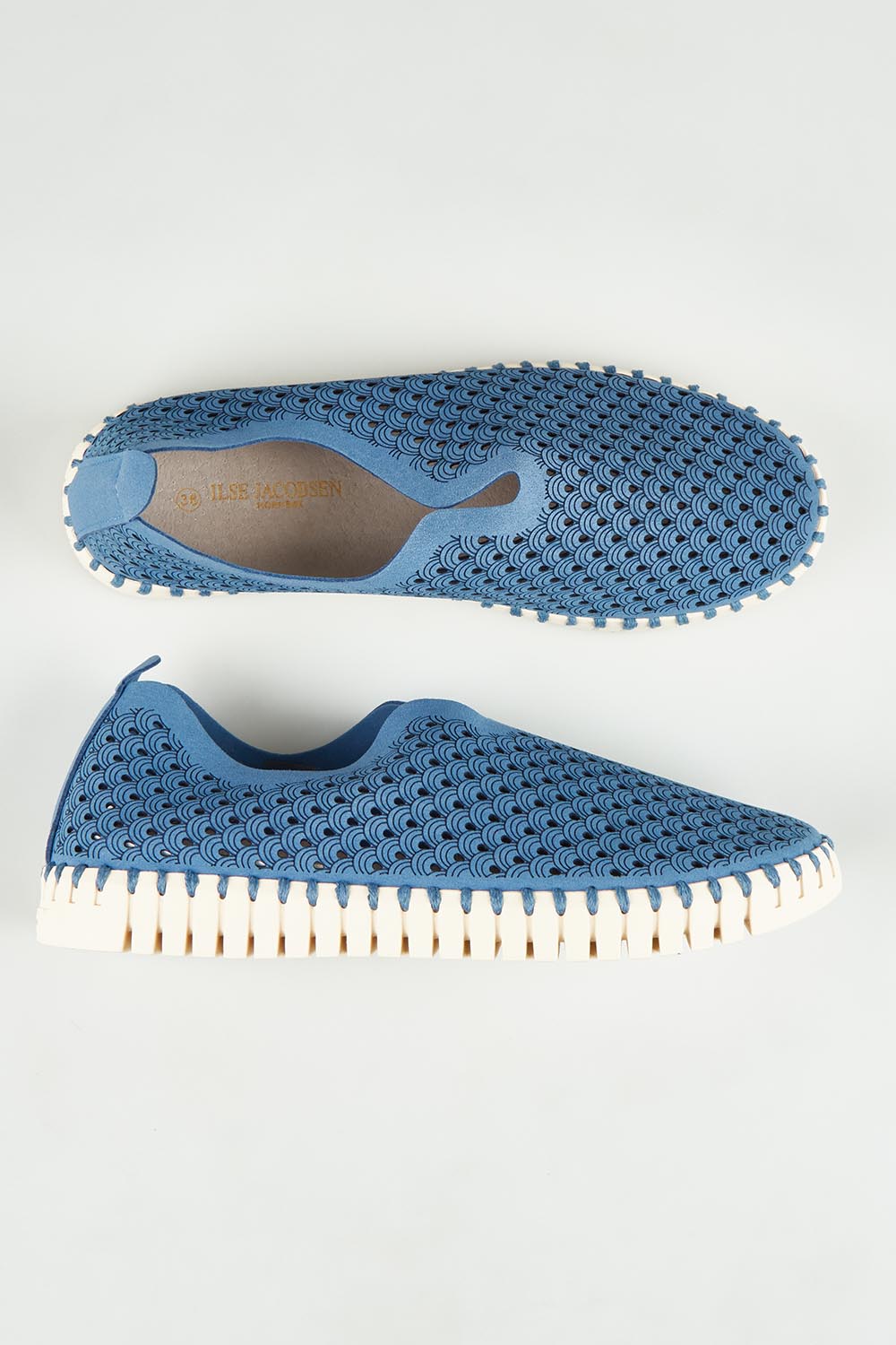 A model wearing size 36 of the Tulip Sneaker in colour Ltregatta (Blue), from the front, showing the whole outfit