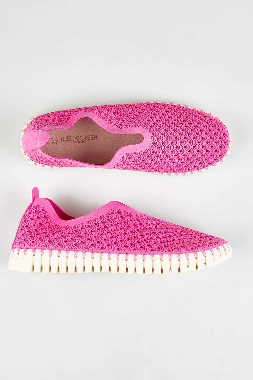 A model wearing size 36 of the Tulip Sneaker in colour Roseviolet (Pink), from the front, showing the whole outfit