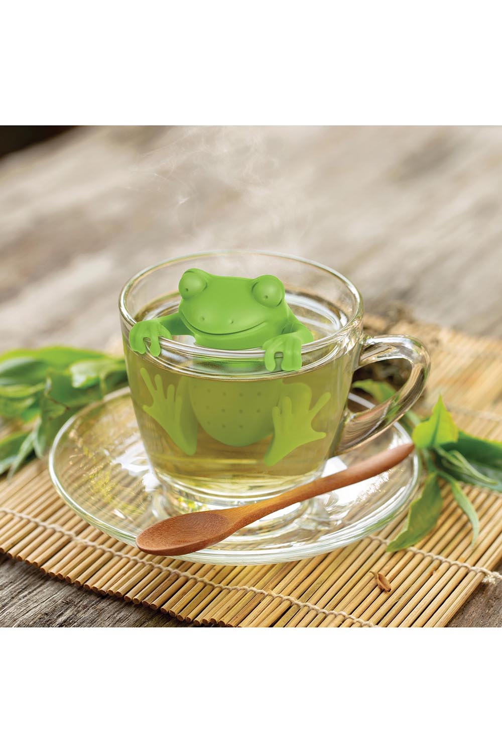 A model wearing the Tea Frog Infuser in colour Green (Green), from the front, showing the whole outfit