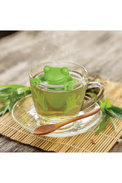 A model wearing the Tea Frog Infuser in colour Green (Green), from the front, showing the whole outfit