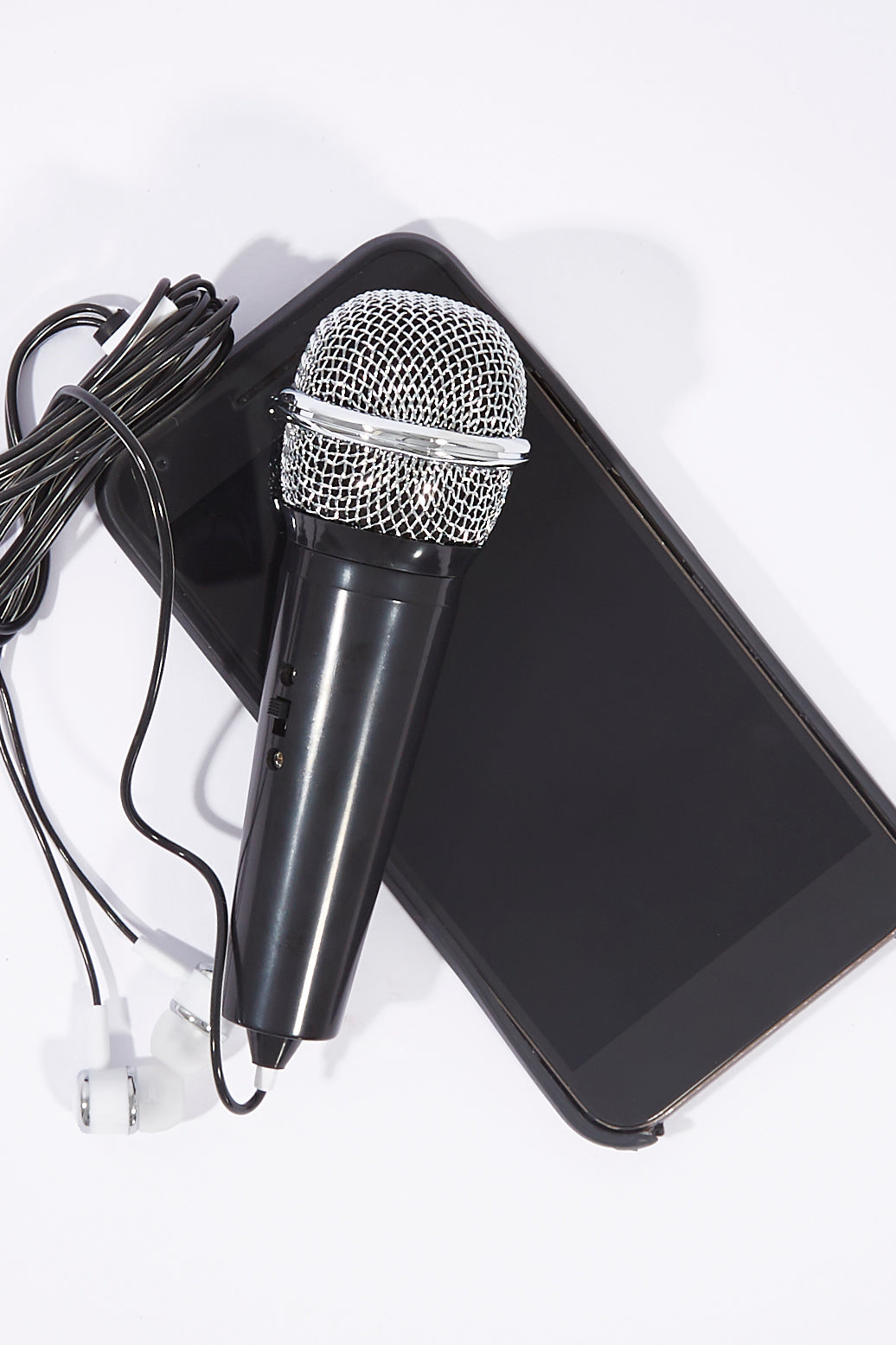 A model wearing size OneSize of the 2.0 Smart Phone Karaoke in colour Black (Black), from the front, showing the whole outfit
