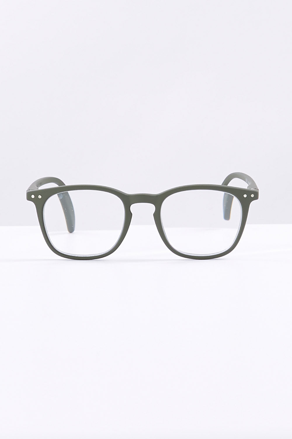 A model wearing size 1 of the E Rectangular Reading Glasses in colour Khakigreen (Green), from the front, showing the whole outfit