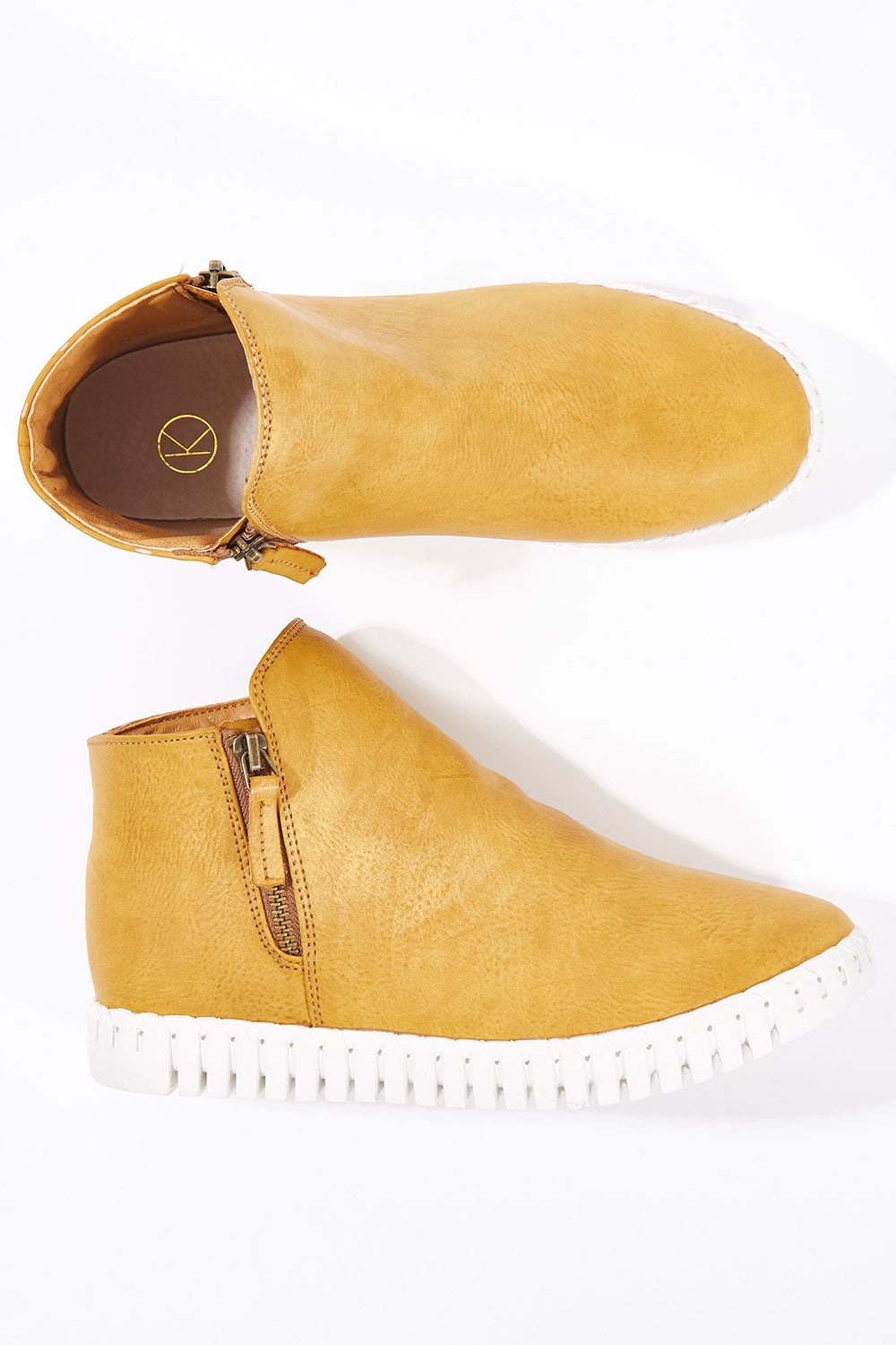 A model wearing size 36 of the Jana Flat in colour Camel, from the front, showing the whole outfit