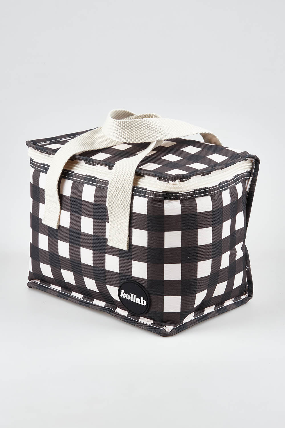 A model wearing the Premium Insulated Lunch Box in colour Blackcheck (Black), from the front, showing the whole outfit