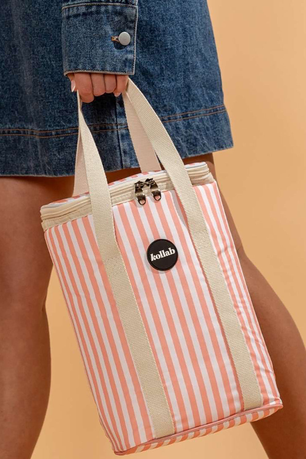 A model wearing the Premium Insulated Wine Cooler Bag in colour Coralstrip (Pink), from the front, showing the whole outfit