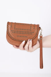 A model wearing size OneSize of the Saige Leather Wallet in colour Cognac, from the front, showing the whole outfit