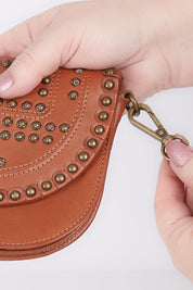 A model wearing size OneSize of the Saige Leather Wallet in colour Cognac, from the front, showing the whole outfit
