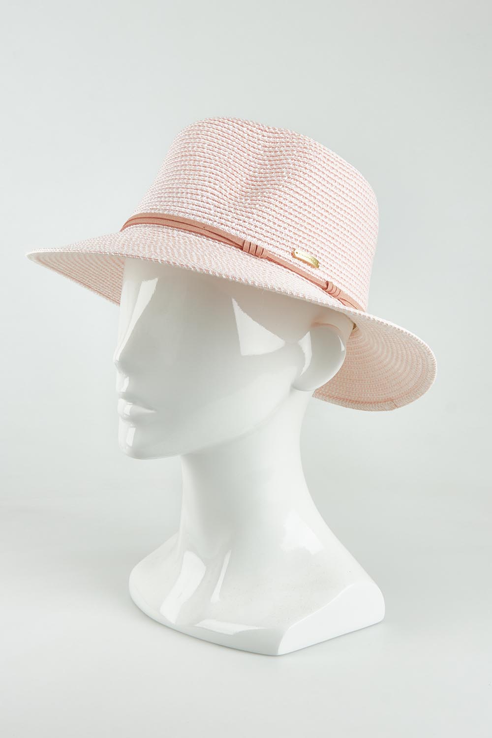 A model wearing the Canwell Packable Safari Hat in colour Blush (Pink), from the front, showing the whole outfit