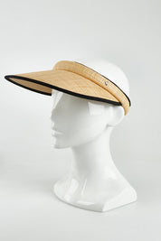 A model wearing the Sandy Visor in colour Naturalblk, from the front, showing the whole outfit