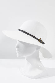 A model wearing size OneSize of the Leslie Wide Brim Hat in colour OffWhite (White), from the front, showing the whole outfit