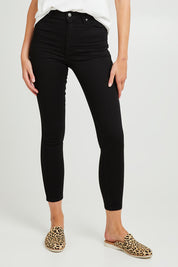 Model Madeline wearing size 8 of the Hi Rider Jean in colour Exblack (Black), from the front, cropped image