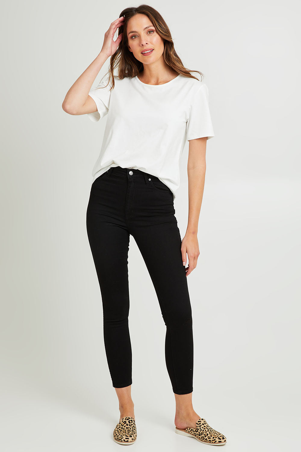 Model Madeline wearing size 8 of the Hi Rider Jean in colour Exblack (Black), from the front, showing the whole outfit