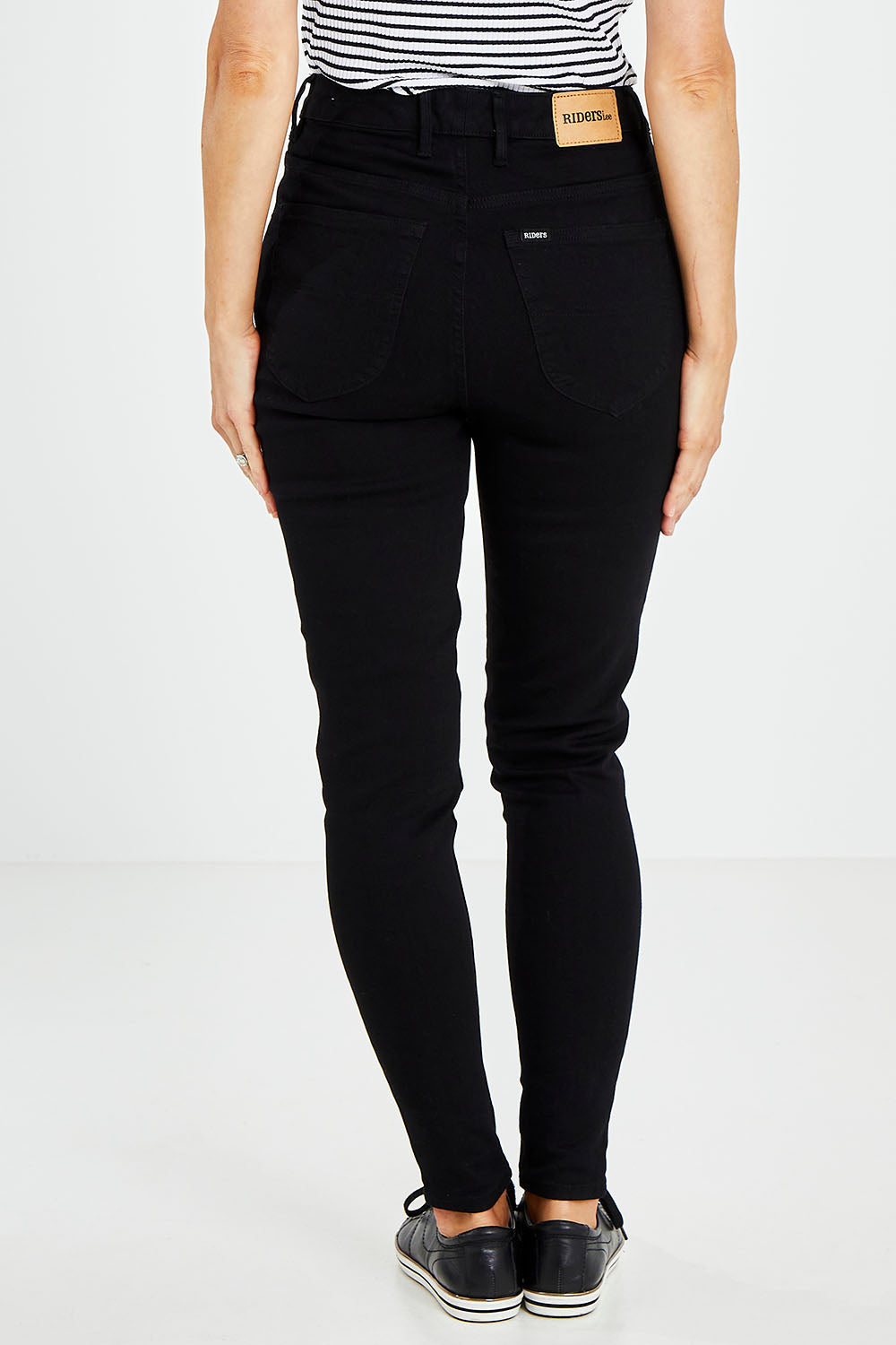 Model Kelly wearing size 10 of the Hi Rider Curve in colour Deltablk (Black), from the back