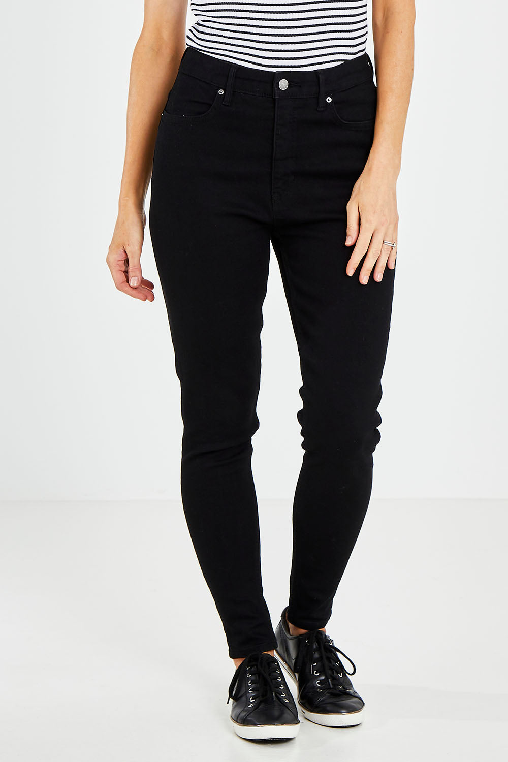 Model Kelly wearing size 10 of the Hi Rider Curve in colour Deltablk (Black), from the front, cropped image