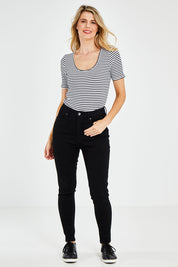 Model Kelly wearing size 10 of the Hi Rider Curve in colour Deltablk (Black), from the front, showing the whole outfit