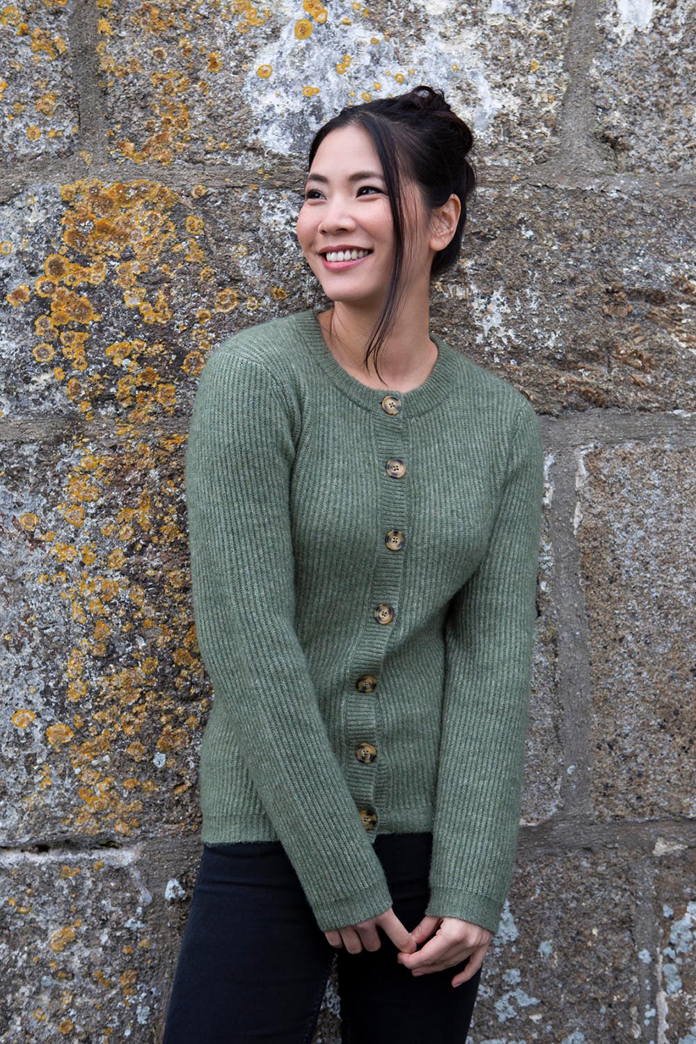 A model wearing the Cosy Cardi in colour Khaki (Green), from the front, showing the whole outfit
