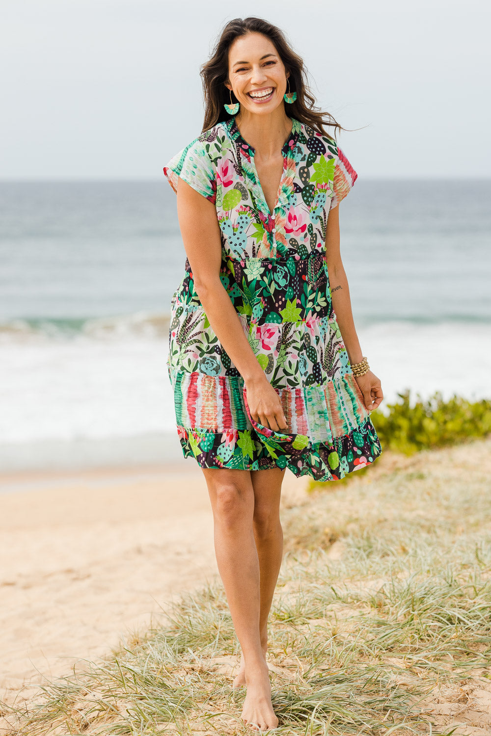 Model Amanda wearing size S of the Annaleisa Dress in colour Multi (White), from the front, showing the whole outfit
